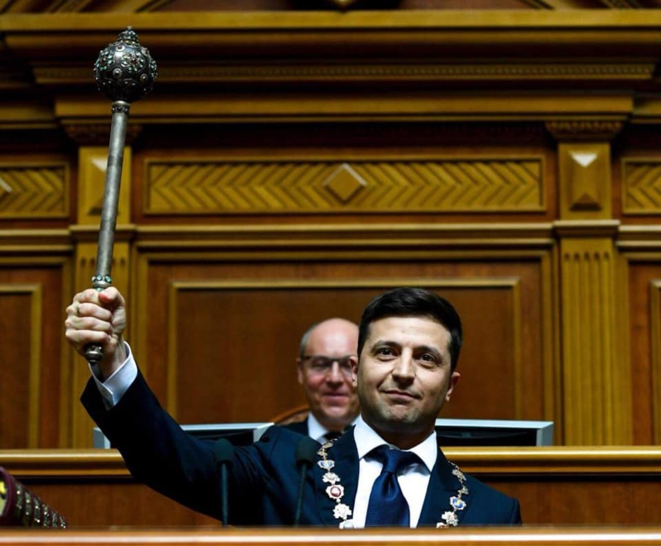 Zelenski prošetao Kijevom i obišao ranjenike. Neke je odlikovao - slika 1